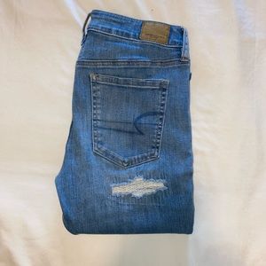 Light wash American eagle ripped jeans